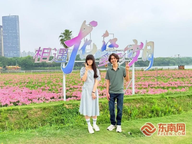 瑞利与刘智恩在漳州九龙江畔的“龙江岁月”景区。记者 李景锋 摄