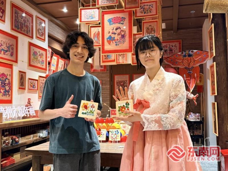瑞利与刘智恩在“屿见闽南·时光幻境”体验剪瓷雕。记者 李景锋 摄