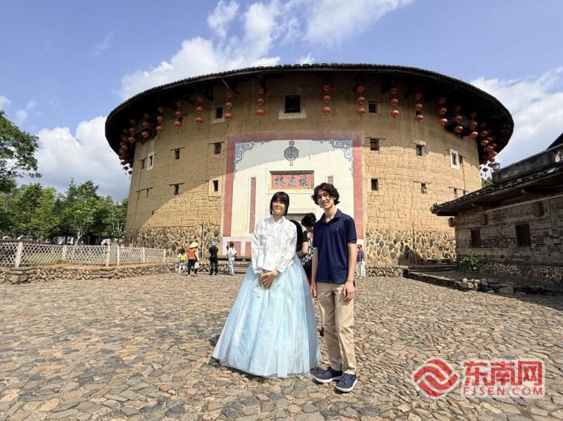 瑞利与刘智恩走进漳州土楼。记者 李景锋 摄