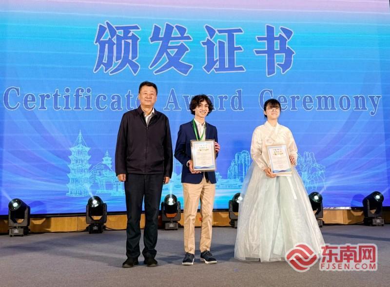 瑞利与刘智恩接受“小马可·波罗”福建文旅推介官荣誉证书。记者 李景锋 摄