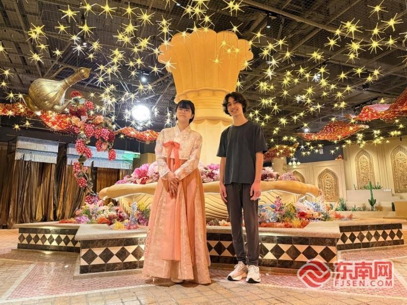 瑞利与刘智恩在“屿见闽南·时光幻境”。记者 李景锋 摄