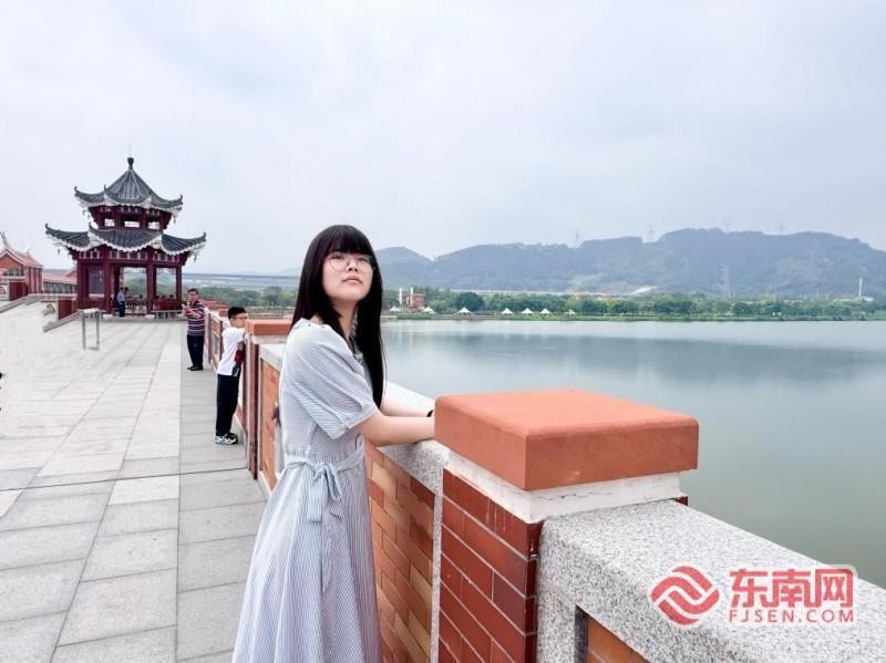 瑞利与刘智恩在漳州“龙江颂”景区游览。记者 李景锋 摄