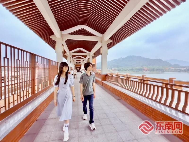 瑞利与刘智恩在漳州“龙江颂”景区游览。记者 李景锋 摄