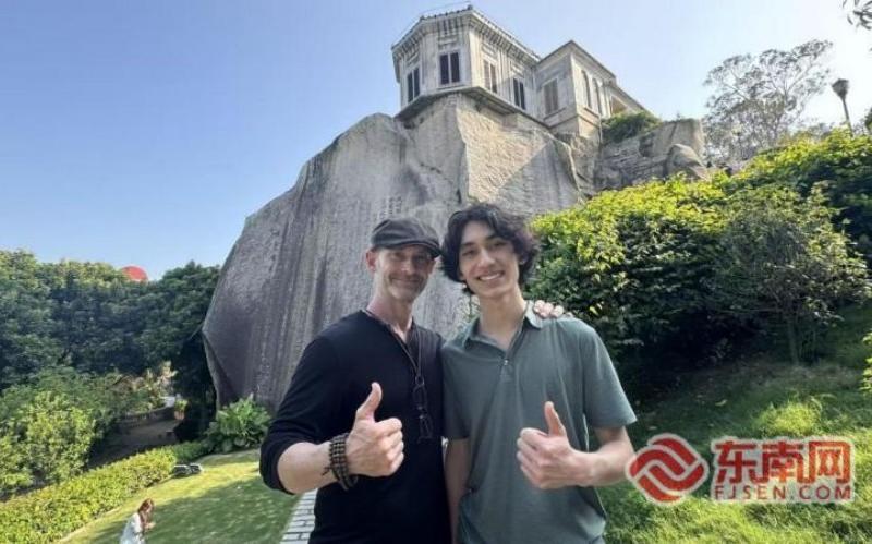 瑞利与父亲查德威克在鼓浪屿汇丰银行公馆旧址合影。记者 李景锋 摄