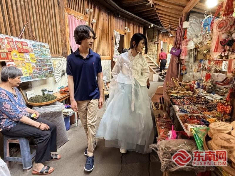 瑞利与刘智恩走进漳州土楼。记者 李景锋 摄