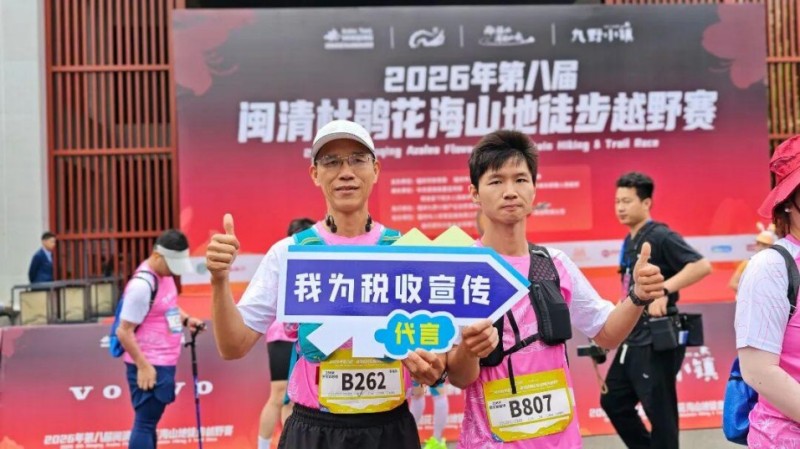 国家税务总局闽清县税务局在现场分发手册、讲解个税申报及有奖发票等政策，手把手辅导操作，引导企业依法用票、诚信纳税。