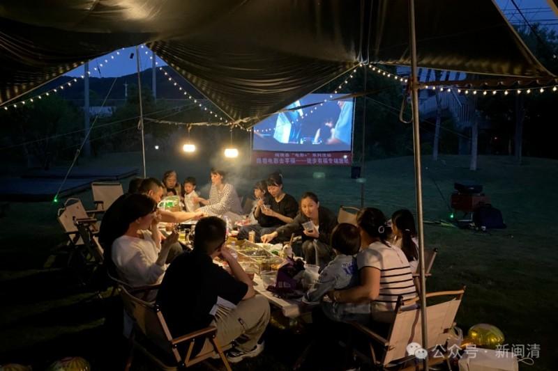 在民俗游园会、运动嘉年华、“跑者之夜”等活动上，跑友们畅享美食与音乐，分享参赛故事，感受欢乐氛围。