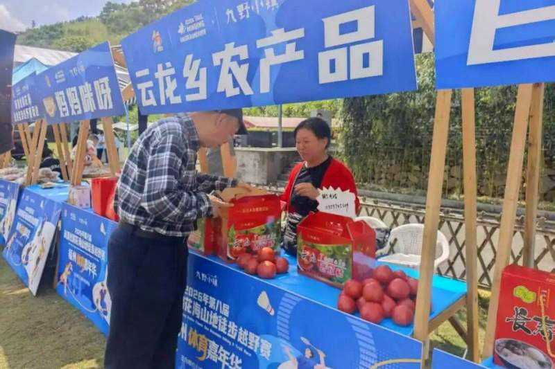 在乡村好市集上，东桥铁皮石斛、云龙西红柿、省璜糟鸭等闽清乡镇农特产品深受选手与游客们喜爱。