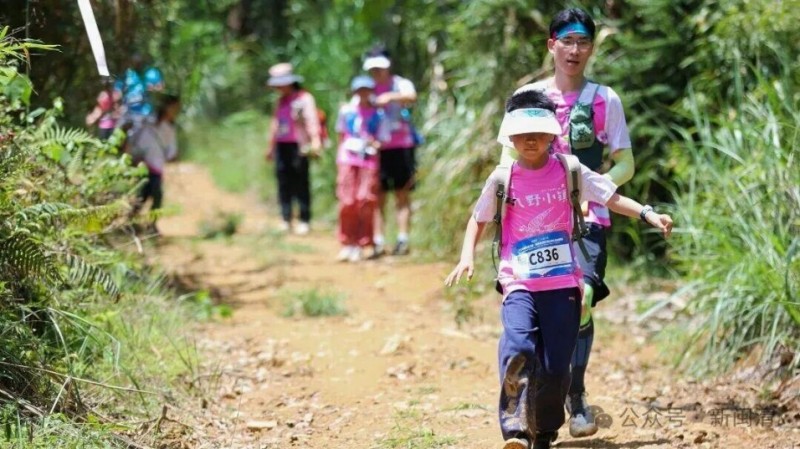 赛道穿行东桥镇、下祝乡，途经南坑村、北洋村、高岗山、高岗古道、坪溪村、黄土岭村等生态与文化节点，选手们在竞速中尽览闽清独特的山地风貌与漫山杜鹃。