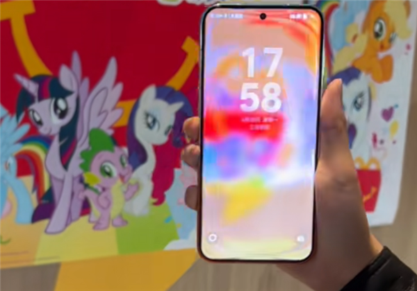 帅炸了！华为Pura 90 Pro Max首发光感无界主题