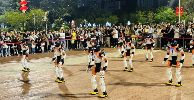 具福科技攜機器人亮相數(shù)字峰會預熱 福州五一廣場上演AI科技盛宴
