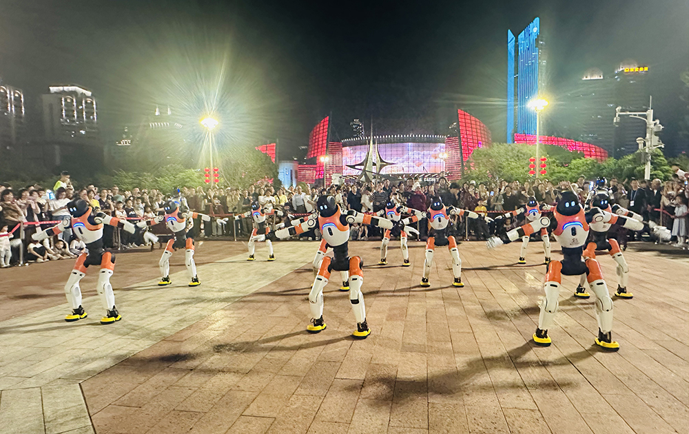 智能机器人热舞 燃爆五一广场