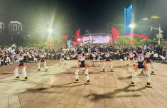 智能机器人热舞 燃爆五一广场