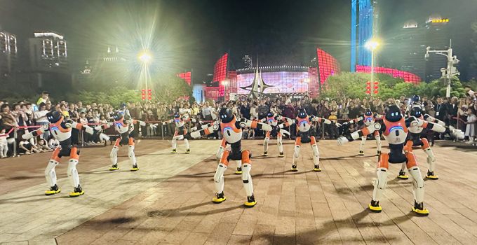 智能机器人热舞 燃爆五一广场