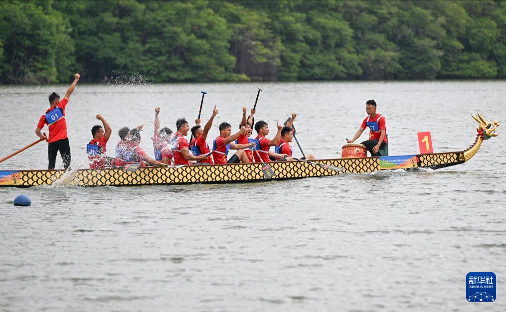 亚沙会｜龙舟男子组：中国队夺得12人龙舟100米直道赛冠军