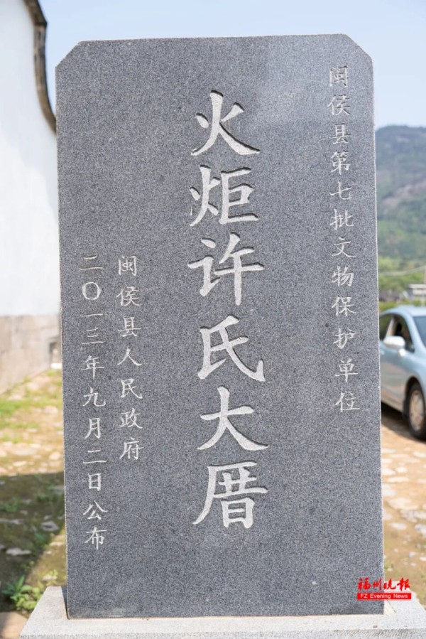 走进大厅，一块近10米长的条石格外引人注目。