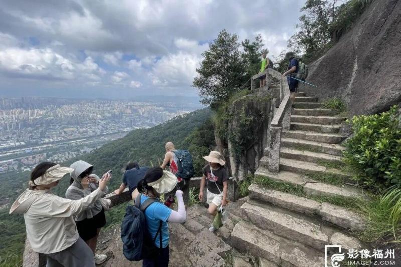 ▲市民攀爬白云洞景区。池远/摄