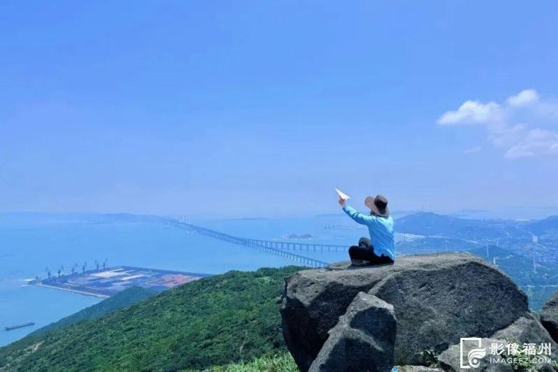 ▲游客在御国山山顶。陈琳莹/摄