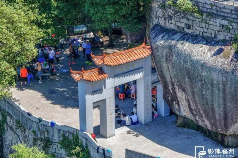 ▲白云洞是福州市民夏日消暑纳凉的好去处。包华/摄