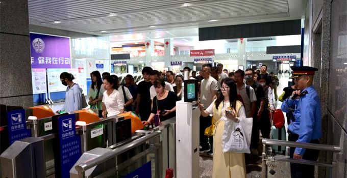 五一假期南铁加开611列旅客列车保障旅客出行