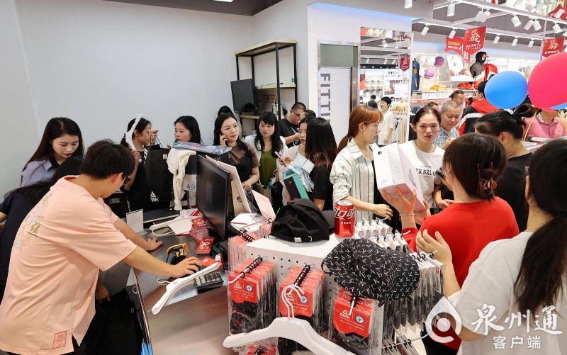 五一期间，游客还可以逛进心仪的国潮品牌门店，尽情“买买买”。