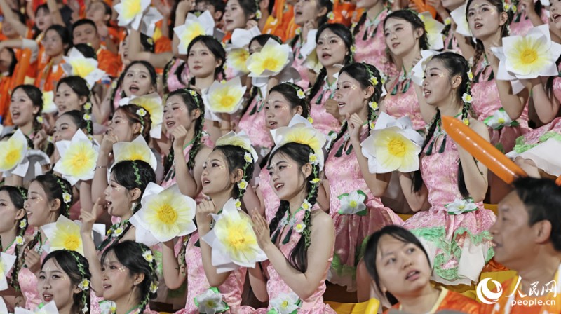 水仙花啦啦队亮相“闽超”赛场，为漳州队加油。人民网记者 李昌乾 摄