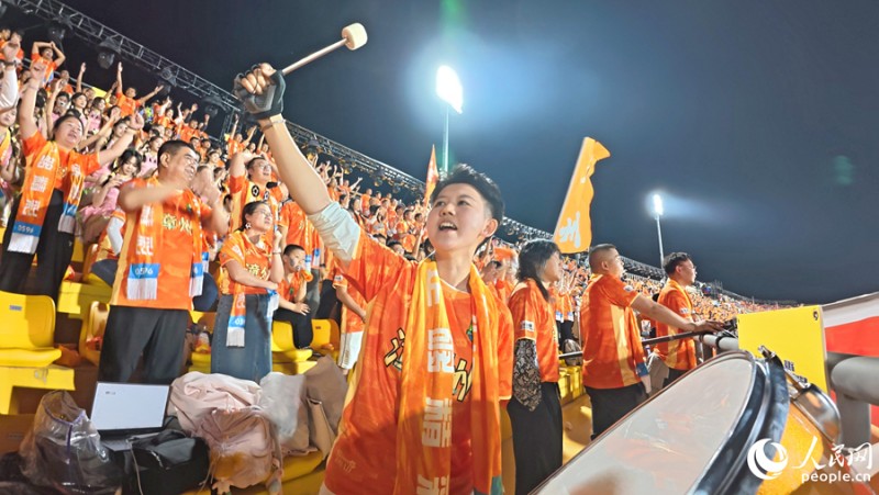 漳州球迷击鼓助威，用热情点燃“闽超”首轮的“土楼德比”之夜。人民网记者 李昌乾 摄