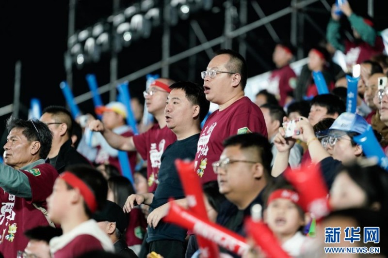 这是三明队球迷为球员呐喊助威。新华网 蒋巧玲 摄