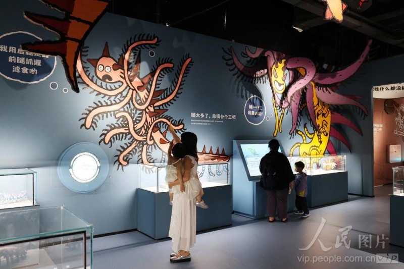 4月25日，厦门科技馆年度特展《嗨！海怪》吸引了市民游客目光。