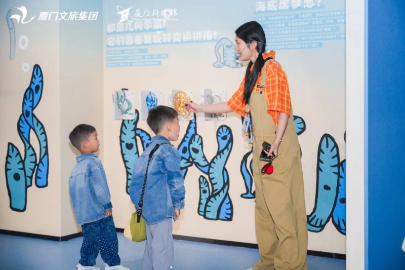 4月25日，工作人员向小朋友们介绍厦门科技馆年度特展《嗨！海怪》的展品。厦门科技馆供图