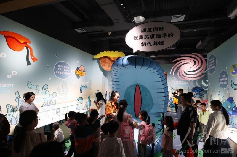4月25日，厦门科技馆年度特展《嗨！海怪》吸引了市民游客目光。