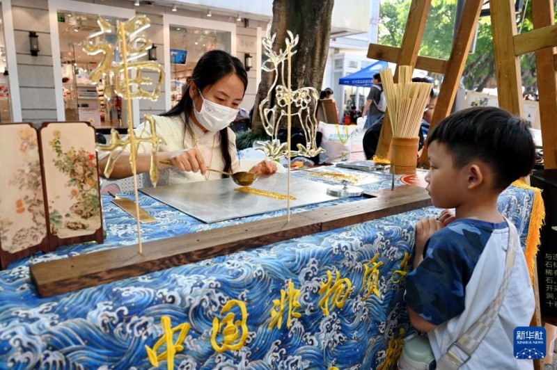 4月25日，小朋友在2026福州“五一”文旅主题活动现场观看糖画技艺展示。新华社记者 林善传 摄