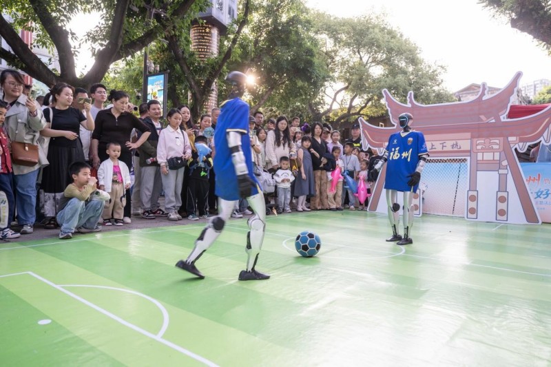 4月25日，2026福州“五一”文旅主题活动现场机器人踢足球。