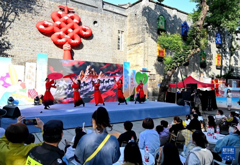 2026福州“五一”文旅主题活动现场的文艺表演（4月25日摄）。新华社记者 林善传 摄