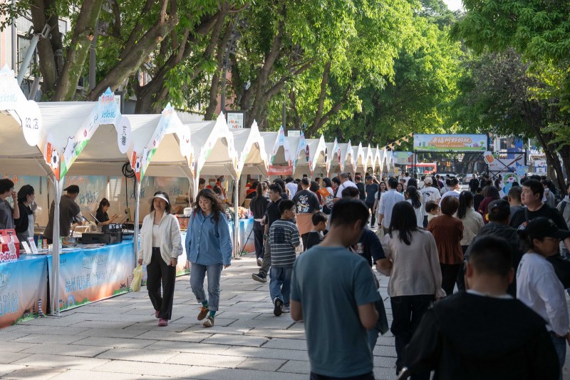 “一碗福州闽味100美食市集”，在上下杭金银里广场热闹开市。