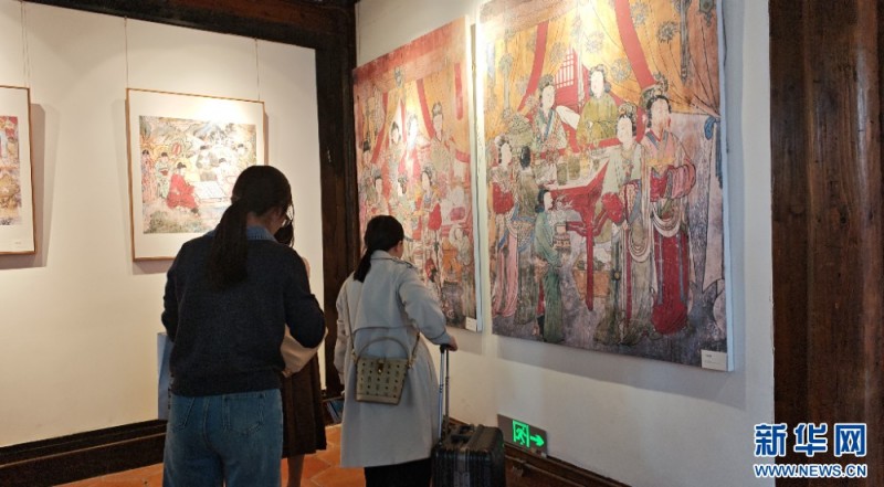 观众在展览现场参观。新华网 刘丰 摄