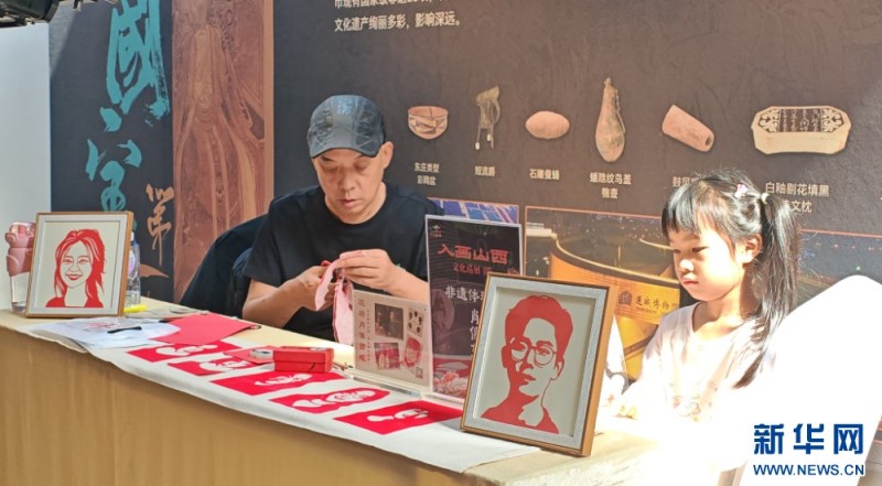 现场设置非遗体验区，来自山西的非遗代表性传承人带领观众体验非遗技艺。新华网 刘丰 摄