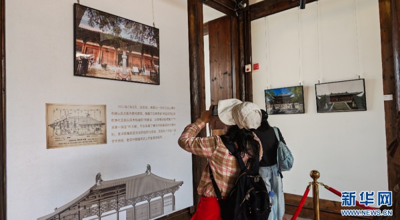 观众在展览现场参观。新华网 刘丰 摄