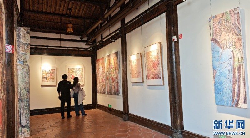 展览以层层递进的布局，营造出移步换景的观展体验。新华网 刘丰 摄