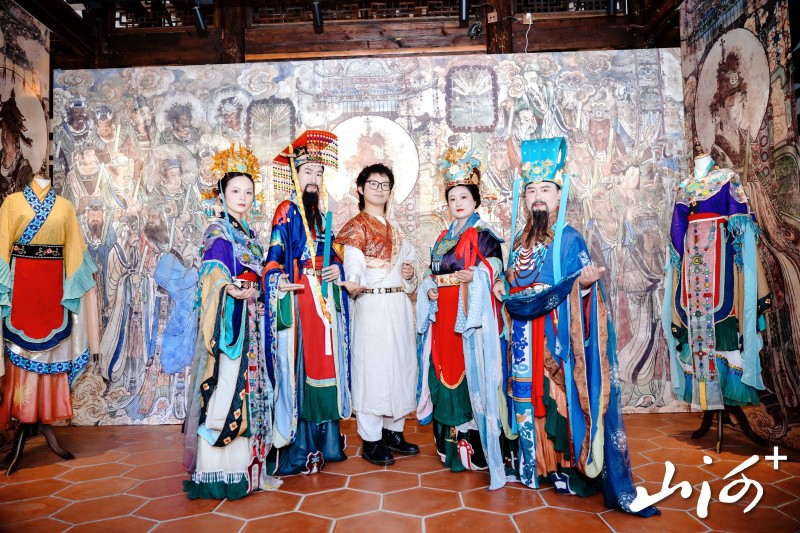 永乐宫壁画人物Coser‌与观众合影，为展览增添别样浪漫。