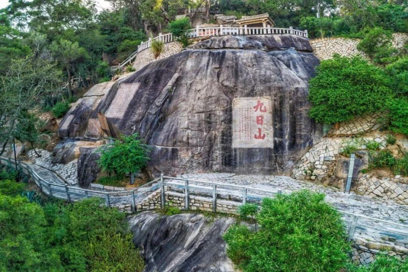 泉州参观九日山祈风石刻。