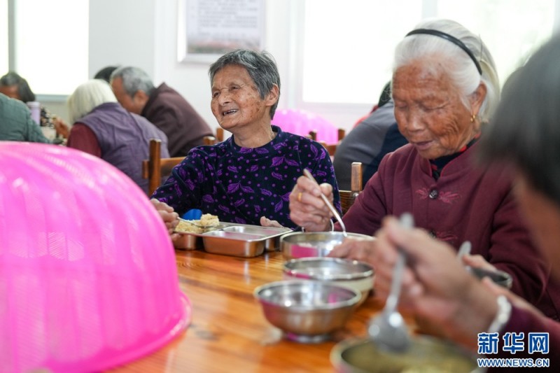 长泰区林墩林溪村幸福食堂，老人聚在一起吃午饭。新华网 肖和勇 摄