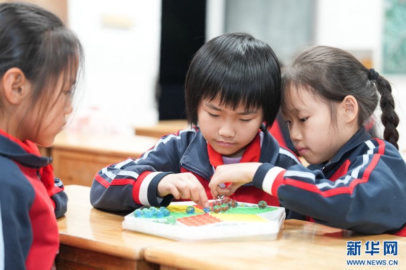 晚上，在长泰区兴泰中心小学，学生完成作业后一起玩游戏。针对外来务工人员子女放学后看管难题，长泰区一些学校在原有课后延时服务基础上，积极开展晚托服务。新华网 肖和勇 摄