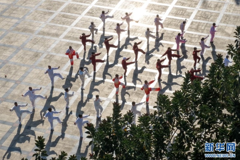 长泰区千人广场，老人在一起练太极拳（无人机照片）。新华网 肖和勇 摄