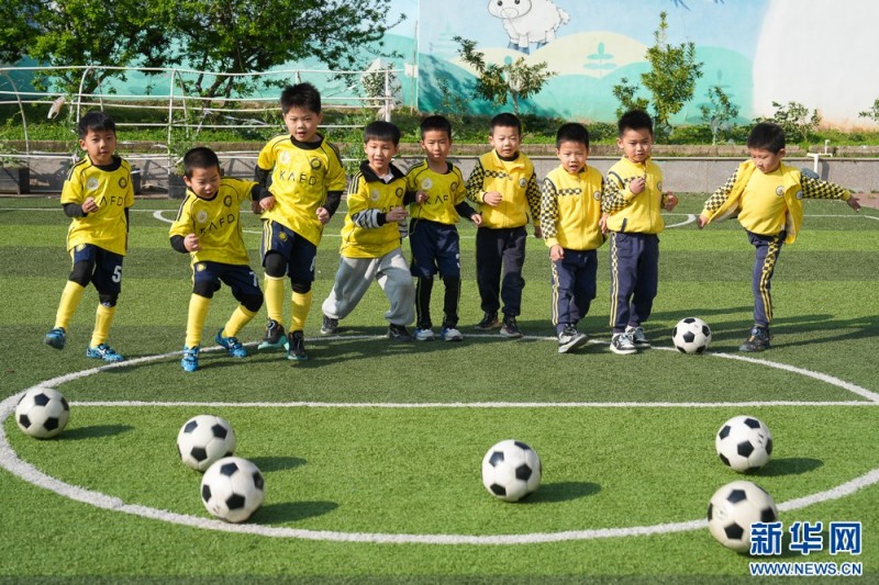 长泰区第六实验幼儿园，孩子们在踢足球。新华网 肖和勇 摄