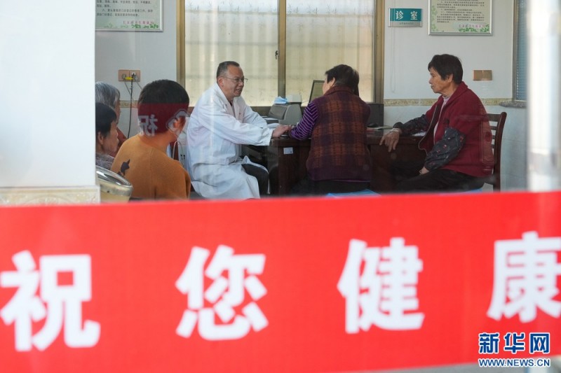 长泰区林墩美宫村“家庭健康驿站”，医生坐诊为老人提供诊疗服务。五年来，长泰区持续开展居家养老服务提升行动，为当地老人提供居家探访关爱服务。新华网 肖和勇 摄