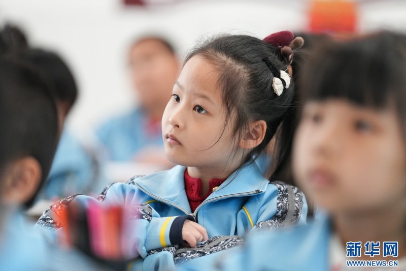 长泰区实验小学，学生在课堂上认真听课。新华网 肖和勇 摄