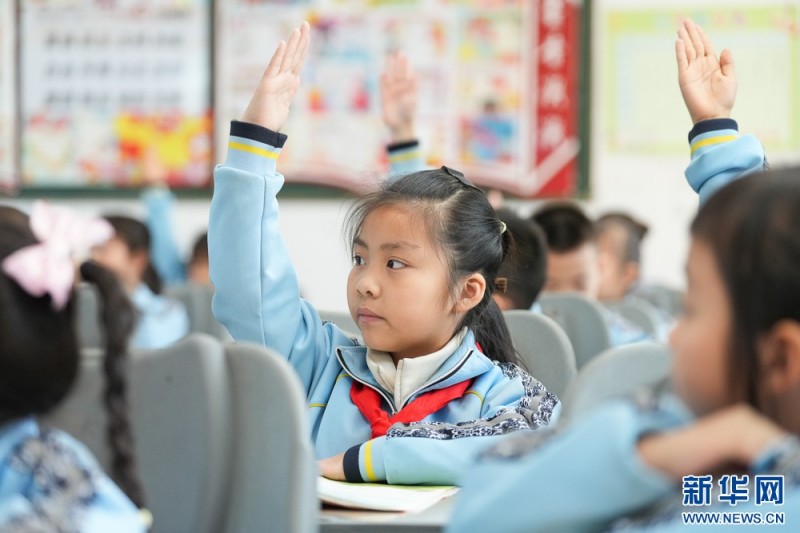 长泰区实验小学，学生在课堂上举手回答问题。五年来，长泰区新建扩建中小学、幼儿园13所，新增学位1.34万个。新华网 肖和勇 摄