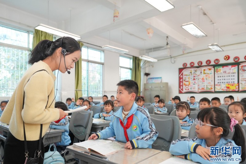 长泰区实验小学，学生在课堂上回答问题。新华网 肖和勇 摄
