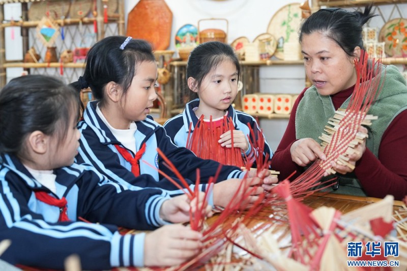 长泰区林墩中心小学，非遗传承人向学生展示竹编制作技艺。新华网 肖和勇 摄